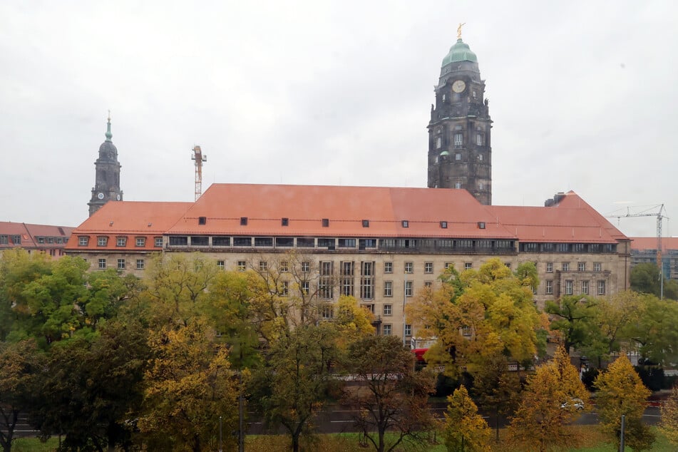 Die umfassende Modernisierung des Neuen Rathauses soll bis 2030 fertig sein.