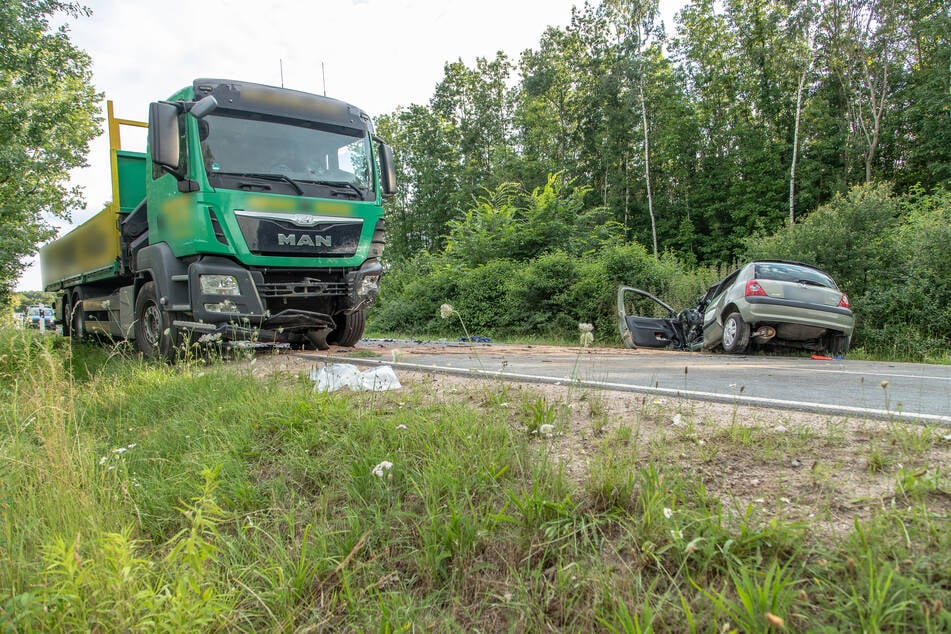 Der Renault ist frontal mit einem LKW kollidiert.