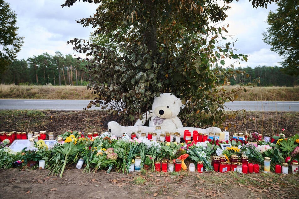 Unzählige Blumen, Kerzen, Briefe und Kuscheltiere sind an der Unfallstelle abgelegt worden.