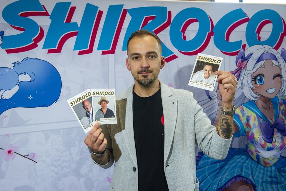 Projektleiter Marcel Eschborn (37) zeigt die neuen goldenen Autogrammkarten. Wer sie bekommt, sichert sich ein lebenslanges Ticket für die "ShiroCo".