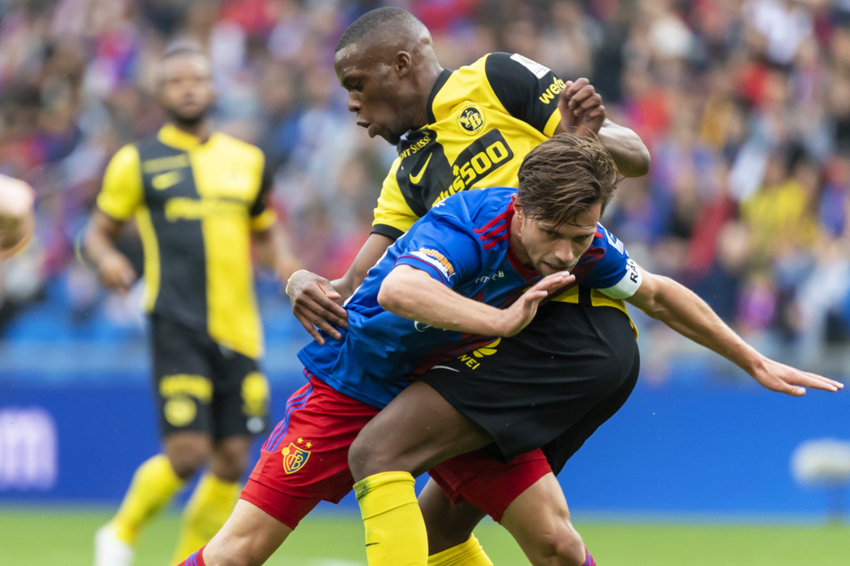 FC Basel around captain and ex-Herthan Valentin Stocker (center) retired from the Swiss Cup, as did Young Boys Bern around Christopher Martins (right).