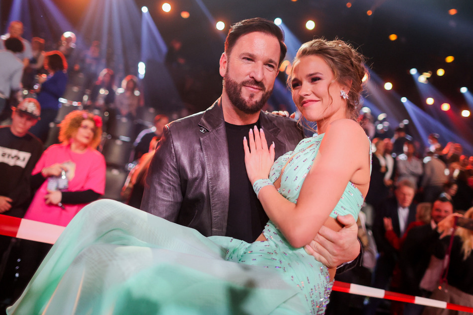 Ein Bild vergangener Tage: Michael Wendler (48) trägt seine Laura (20) bei der RTL-Tanzshow "Let's Dance" im Kölner Coloneum auf Händen.
