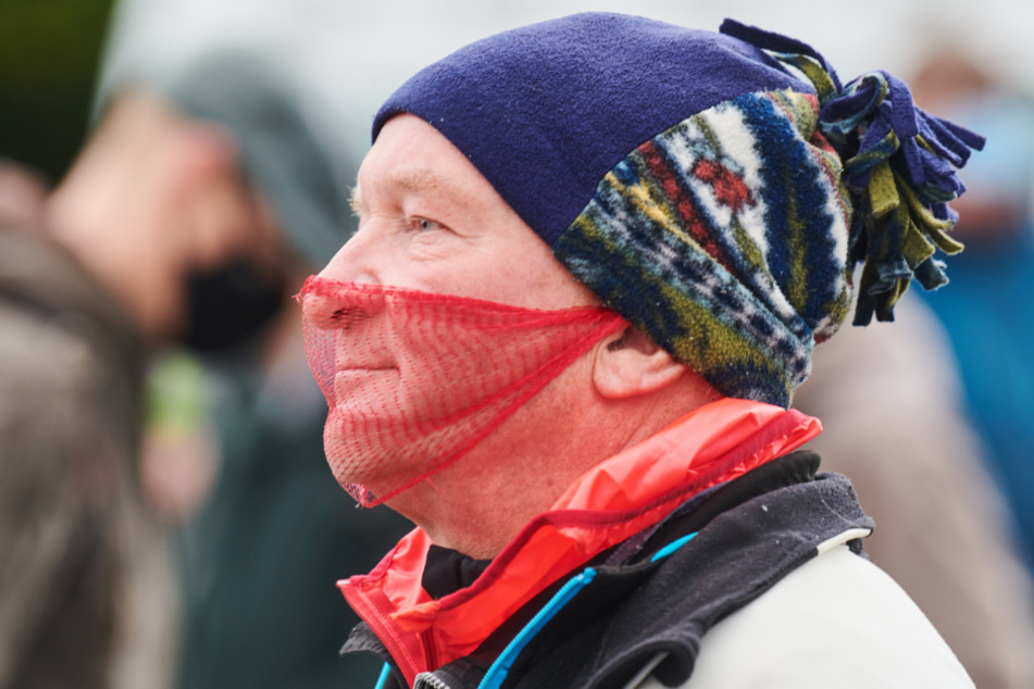 Ein Demonstrant mit einem luftdurchlässigen Mundschutz nimmt an der Querdenken-Demo vor dem Brandenburger Tor teil. (Symbolbild)