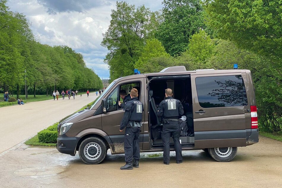 Polizei auch im Großen Garten. Viel zu tun ist bislang aber nicht.