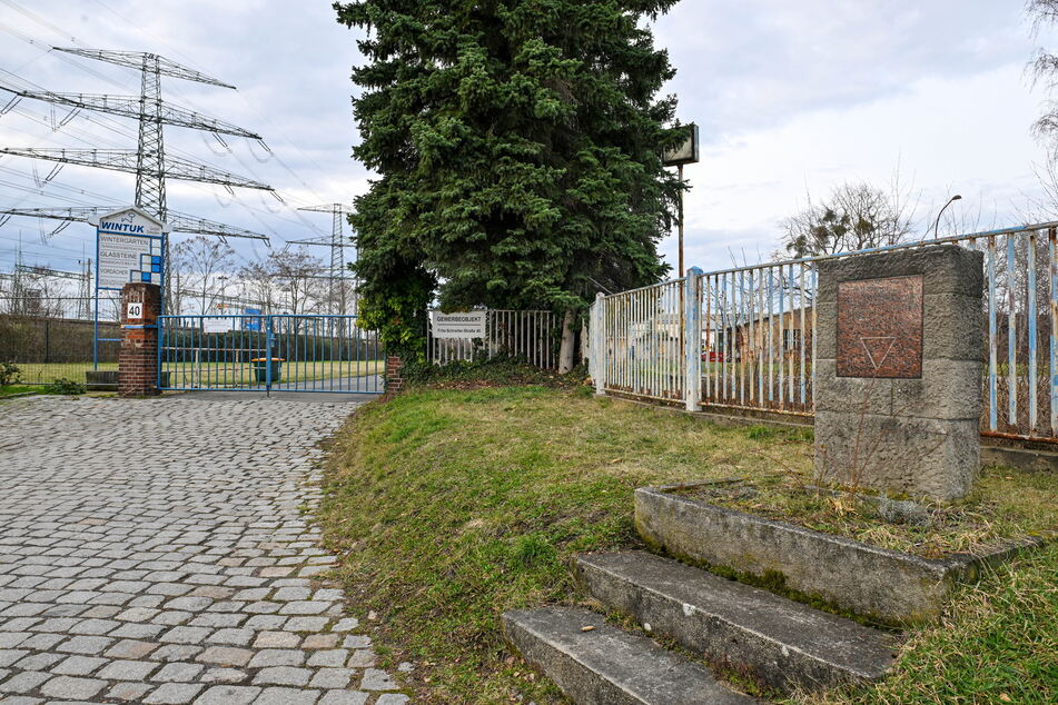 Ein Gedenkstein (rechts) erinnert heute an die Zwangsarbeiter, die in Sporbitz ihr Leben verloren.