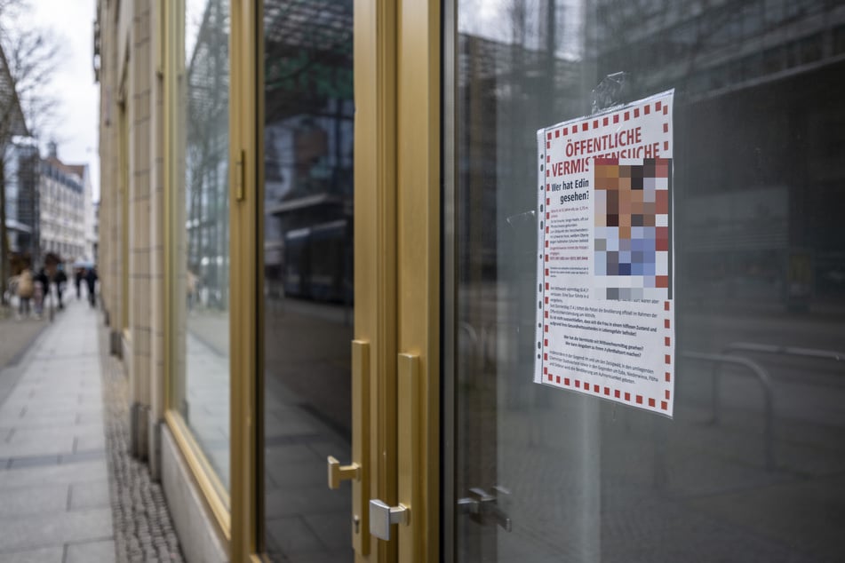 Wie hier an der Galerie "Roter Turm" fanden sich am Sonntag noch im ganzen Chemnitzer Stadtgebiet Steckbriefe der Vermissten.