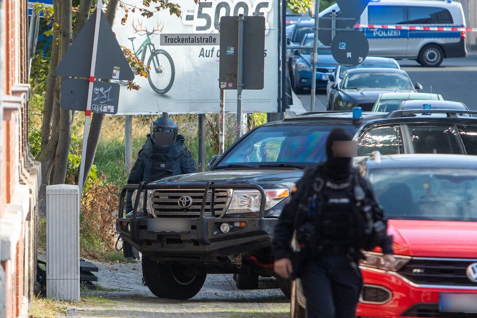 Schwer bewaffnete Beamte waren unterwegs. Die Hintergründe zum Großeinsatz sind noch unklar.