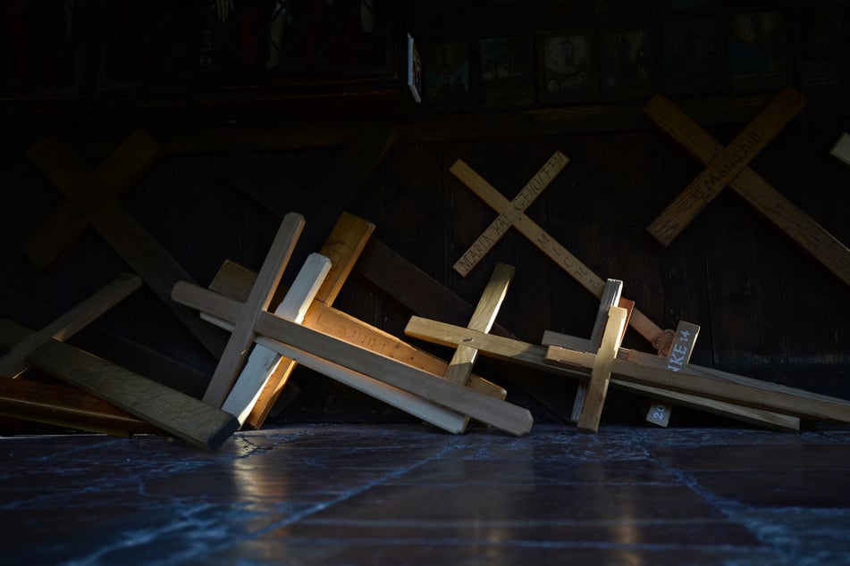 Holzkreuze liegen im Rundgang um die Gnadenkapelle im oberbayerischen Wallfahrtsort Altötting.