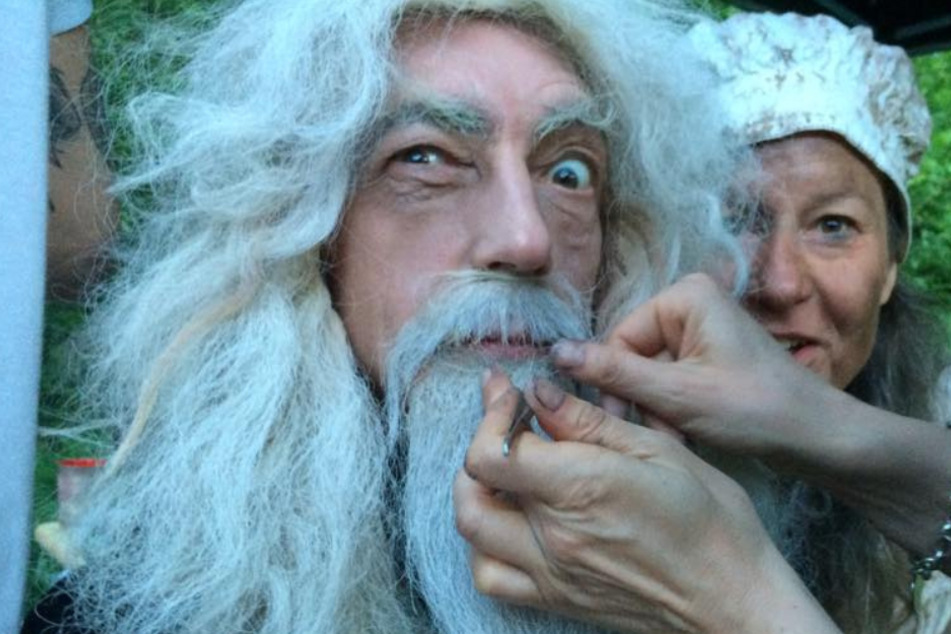 In "Trolls World - voll vertrollt" verwandelt sich Rainer König (66) in einen Zauberer, der Merlin alle Ehre machen würde.