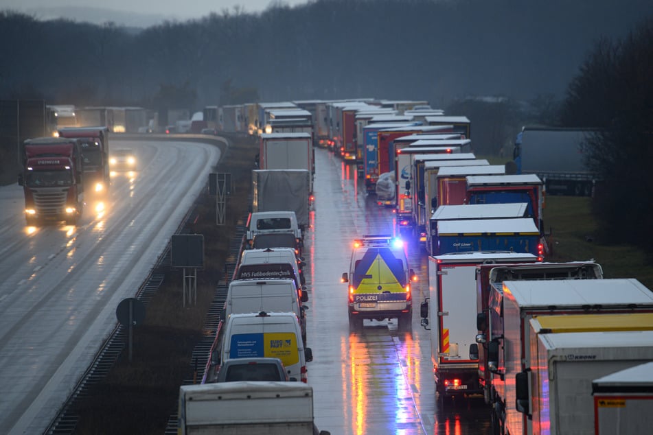 Auf der A2 kam es zu einem Unfall mit einem Polizeiauto. (Symbolbild)
