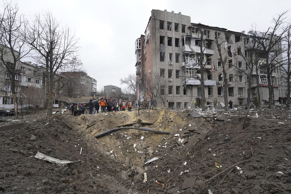 Bereits Anfang Januar wurden Wohnhäuser durch einen russischen Raketeneinschlag in Charkiw beschädigt. Nach fast zwei Jahren Angriffskrieg bombardiert Russland das Nachbarland derzeit wieder besonders heftig mit Raketen, Marschflugkörpern und Kampfdrohnen.