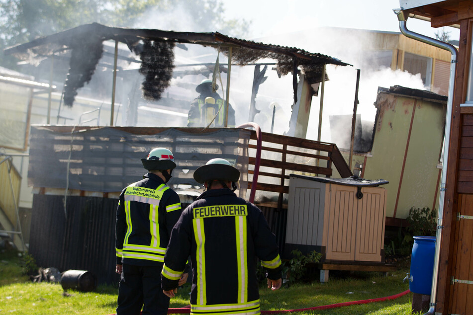 Völlig niedergebrannt: Ein Bungalow brannte am Dienstagmorgen auf dem Campingplatz Gunzenberg an der Talsperre Pöhl.