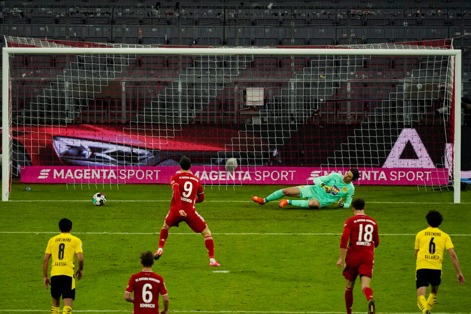Der Ausgleich kurz vor der Pause: Robert Lewandowski (3.v.l.) verwandelt diesen Strafstoß sicher zum 2:2 für den FC Bayern München. Es war bereits sein 30. Liga-Saisontor im 23. Einsatz. Später legte er noch Treffer Nummer 31 nach.