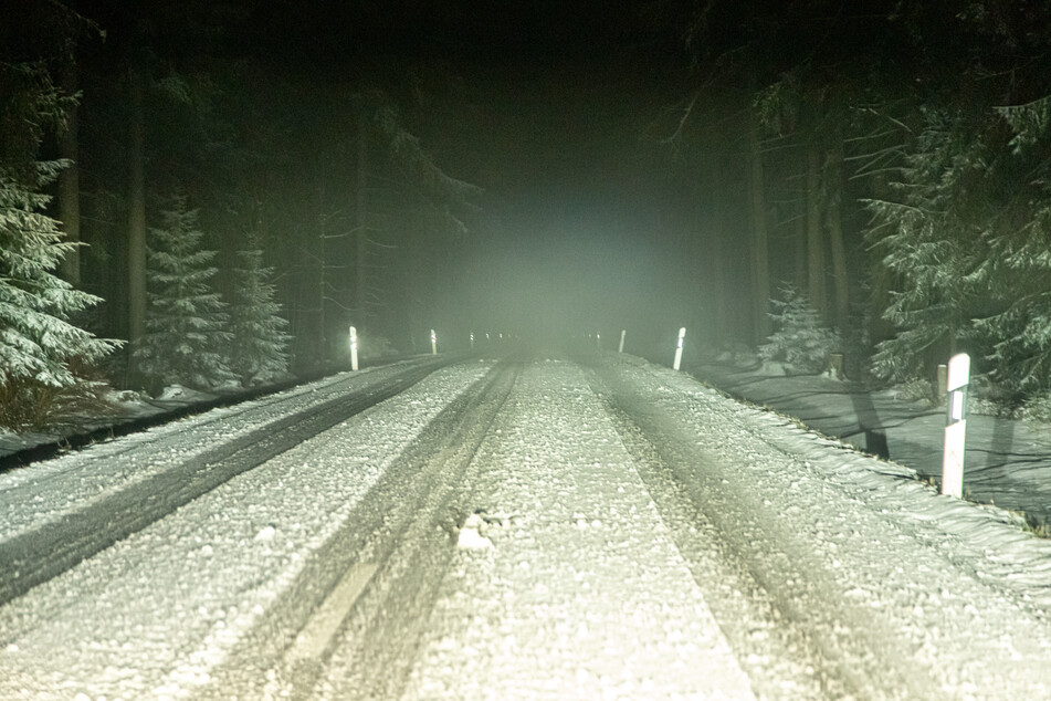 Auch auf den umliegenden Bundesstraßen lagen mehrere Zentimeter Neuschnee.