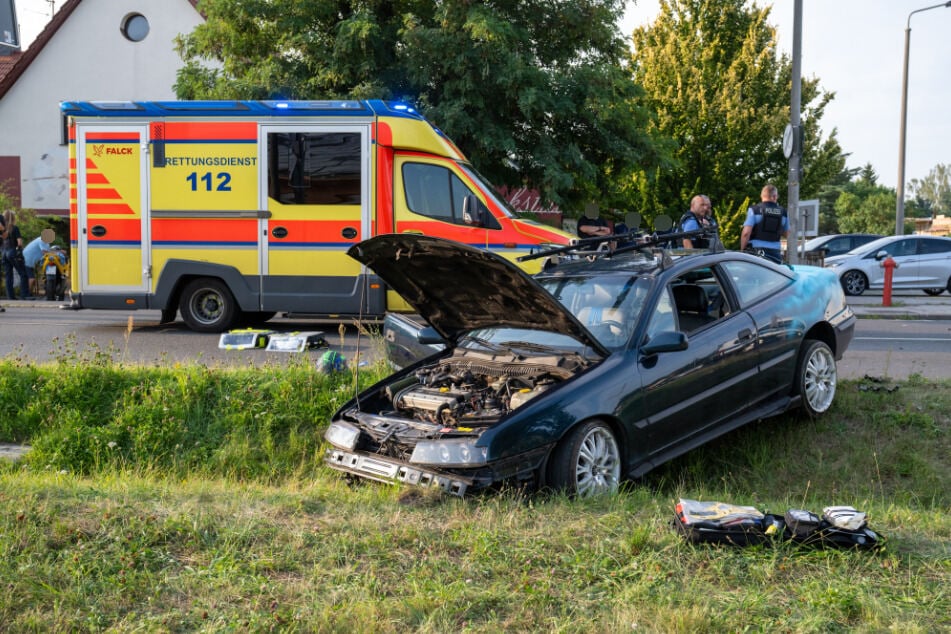 Nach dem Zusammenstoß mit einem Motorradfahrer steht der geklaute Opel Calibra demoliert im Straßengraben.