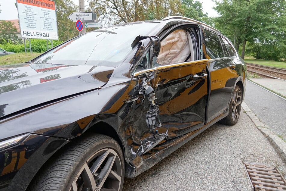 Ersten Erkenntnissen zufolge kam der Golf-Fahrer bei dem Unfall glimpflich davon.