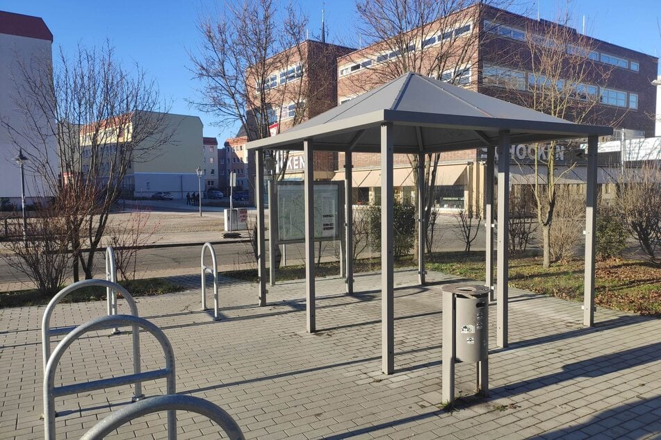 Ein trauriges Bild: Dieser Fahrrad-Rastplatz in Crimmitschau (Landkreis Zwickau) soll zum Verweilen einladen. Doch es fehlen derzeit Tische und Bänke.