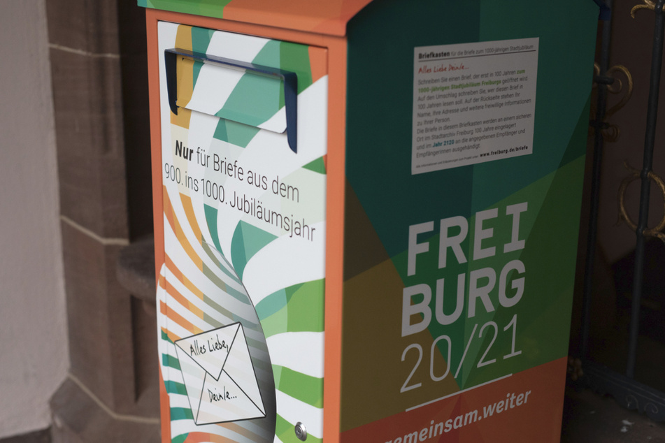 Ein Briefkasten, in den Freiburger Bürger Briefe an die Stadt Freiburg des Jahres 2120 einwerfen können, steht vor dem Rathaus der Stadt.