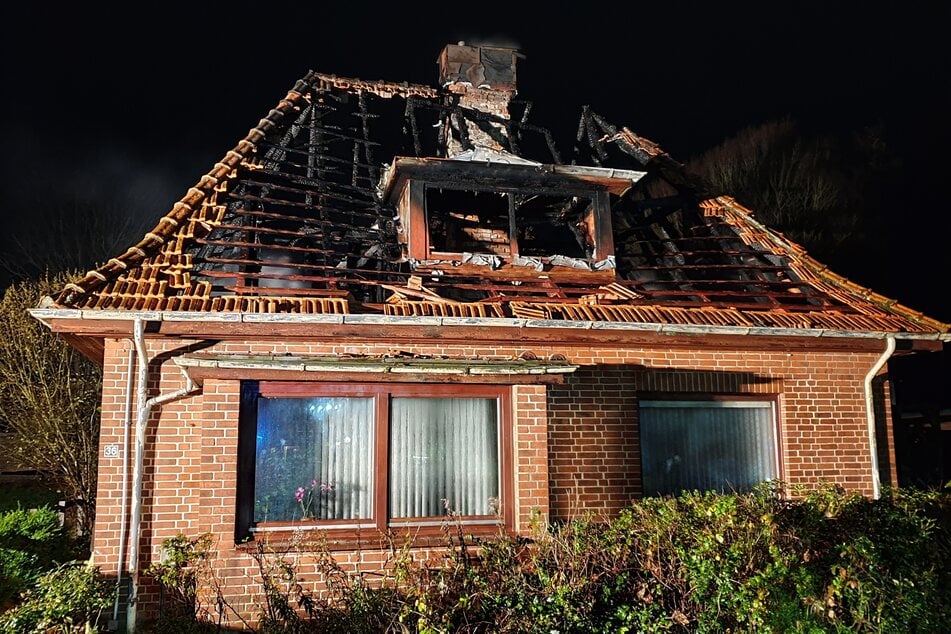 Der Dachstuhl des Gebäudes brannte vollständig aus und konnte nicht mehr gerettet werden.