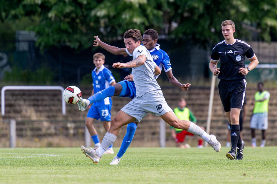 Schiedsrichter Julius Hanft hatte trotz seines Regionalliga-Debüts die Partie gut im Griff.