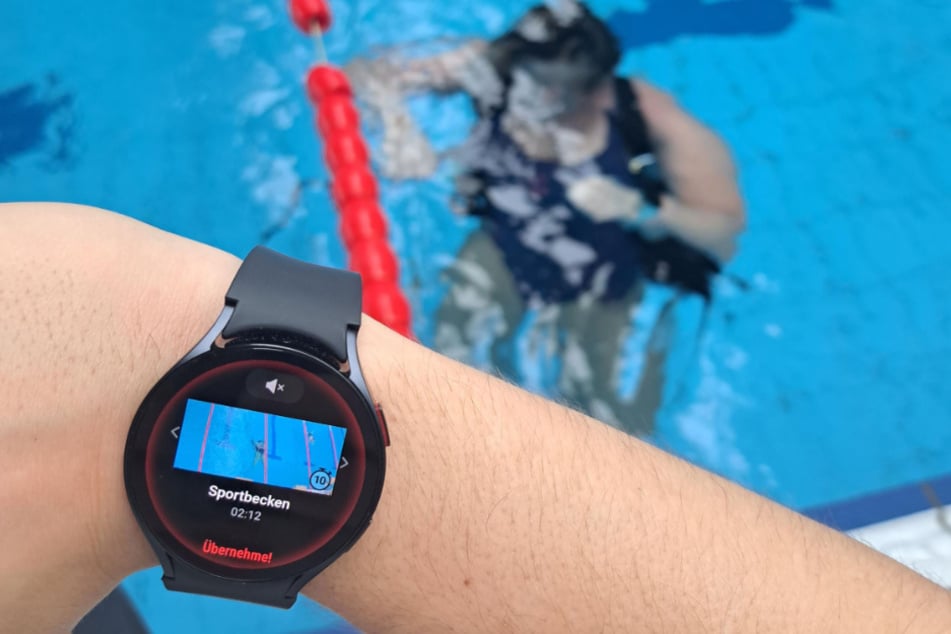 KI-Technologie im Ossendorfbad: Erkennt die Software Auffälligkeiten, die auf eine Notsituation hindeuten, wird die Badeaufsicht umgehend alarmiert.