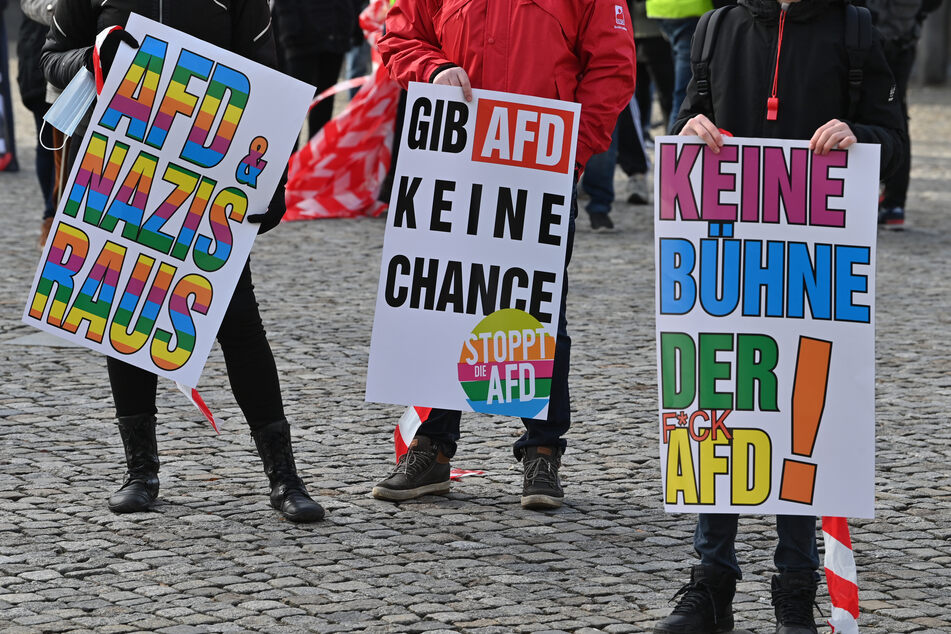 Auf einer AfD-Versammlung ist ein Jurastudent mit dem Auto auf Gegendemonstranten zu gefahren. Ein Mann wurde dabei leicht verletzt. (Symbolbild)