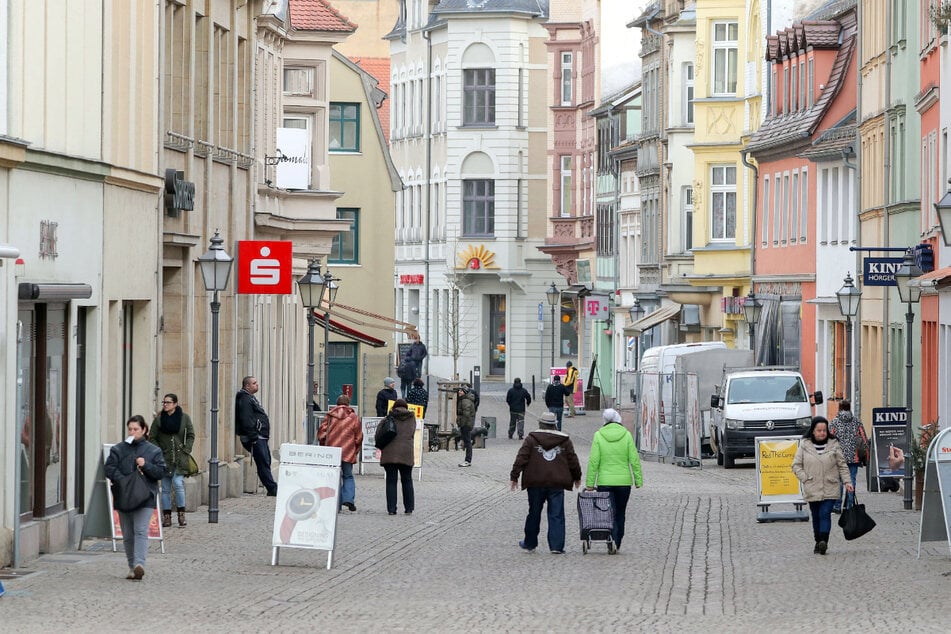 Mit Schlagstock und Pfefferspray: Mann greift 15-Jährigen an