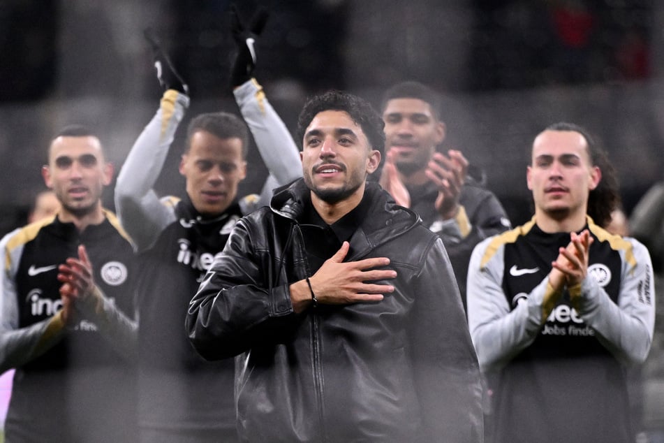 Nach Abpfiff durfte sich Omar Marmoush (25, M.) nochmals ordentlich von den Fans der SGE feiern lassen.