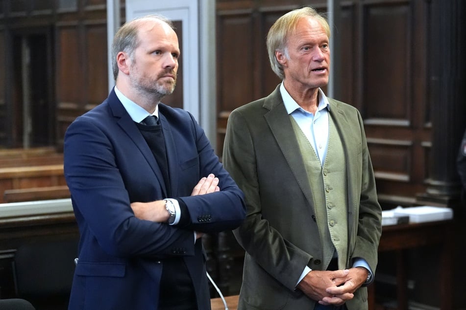 Gerhard Delling (67) mit seinem Anwalt David Rieks vor dem Hamburger Landgericht. Dem Lebensgefährten von Christina Block wird unter anderem Beihilfe vorgeworfen.