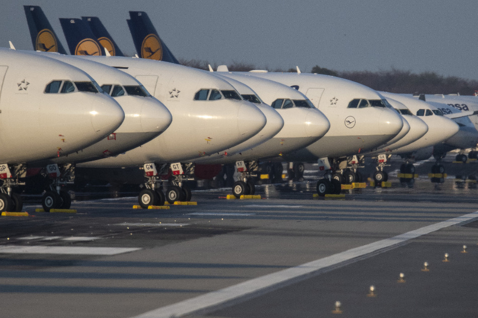 Bis auf weiteres außer Dienst gestellten Passagiermaschinen der Lufthansa sind auf der Landebahn Nordwest am Flughafen geparkt.