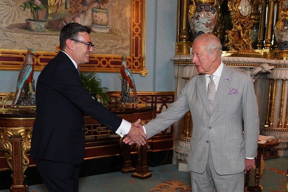 König Charles III. (77, l.) beauftragte den Chef der sozialdemokratischen Labour-Partei mit der Regierungsbildung.