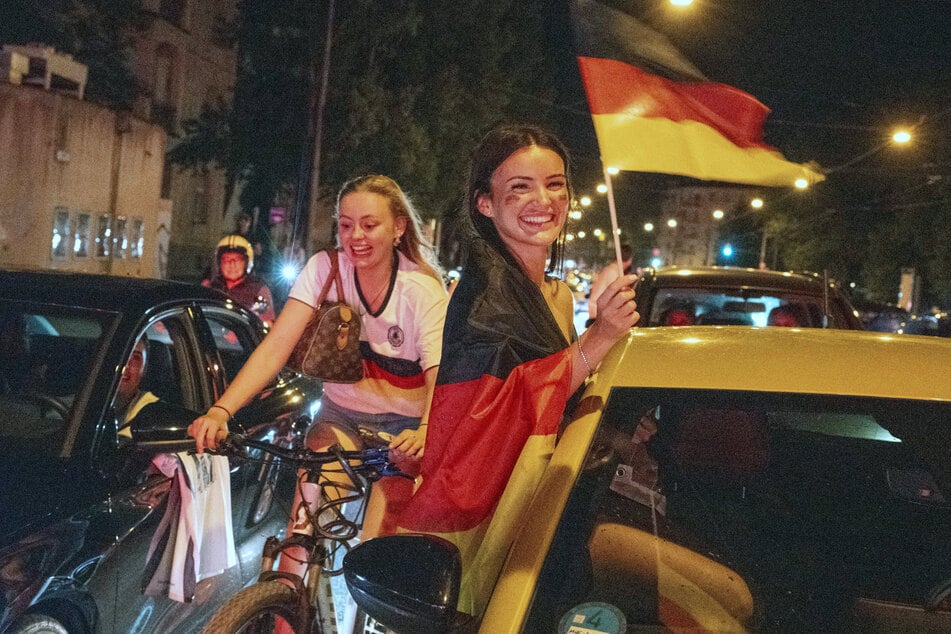 Fußballfans feierten nach dem WM-Spiel Deutschland gegen die Elfenbeinküste.