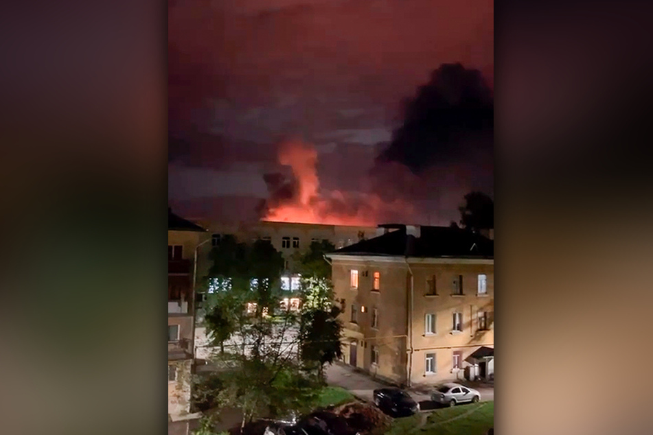 Dieses aus dem offiziellen Telegrammkanal des Gouverneurs der Region Pskow, Vedernikov, via AP veröffentlichte Videostandbild, zeigt Rauchschwaden über der Stadt und einen großen Brand.