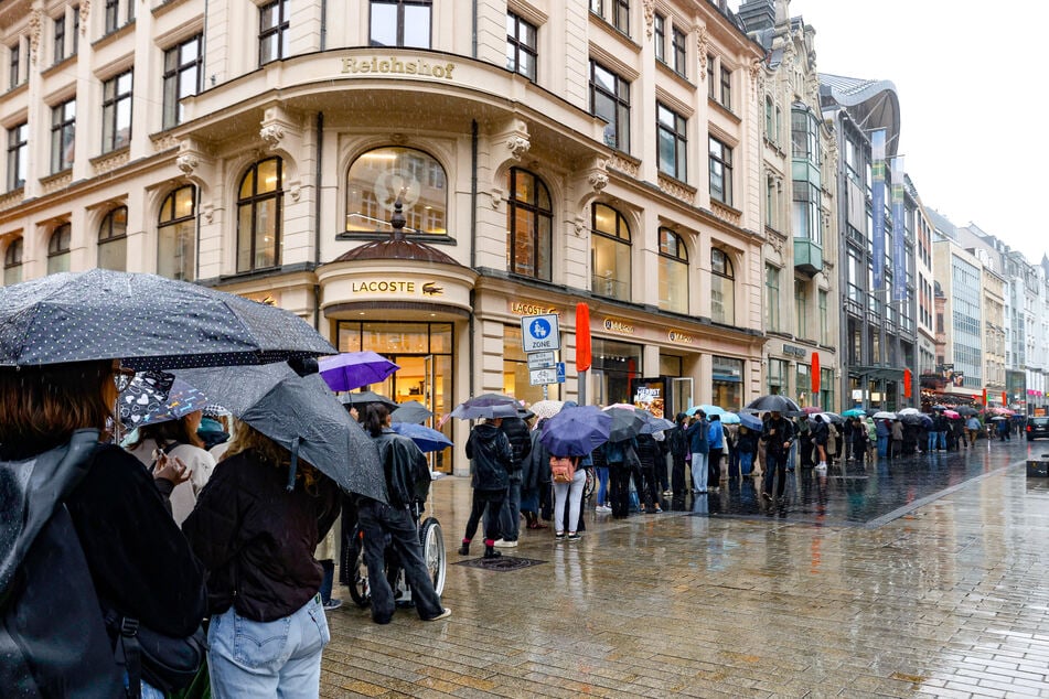Die Schlange zog sich meterweit und ging bis zum Galeria.