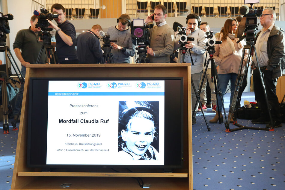 Ein Foto der vor 23 Jahren ermordeten Claudia Ruf erscheint während einer Informationsveranstaltung von Staatsanwaltschaft und Polizei.
