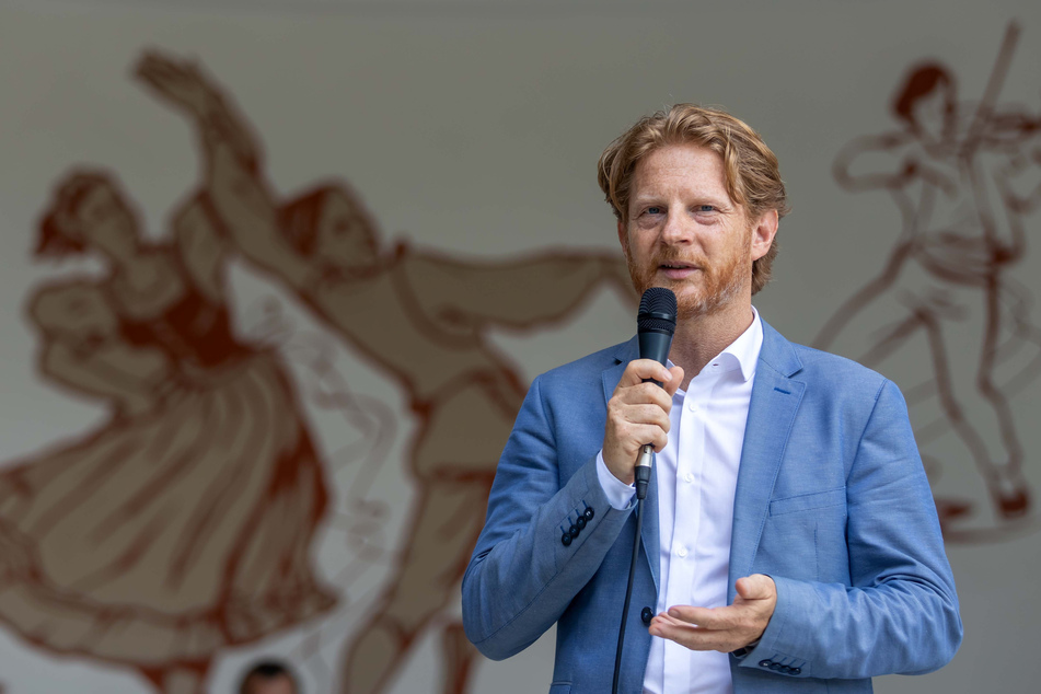 Baubürgermeister Michael Stötzer (47, Grüne) weihte den sanierten Pavillon vor dem Gemälde des Künstlers Gerhard Klampäckel ein.