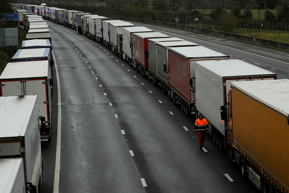 Auf der britischen M20 stehen die Lkws nach der Grenzschließung dicht an dicht.
