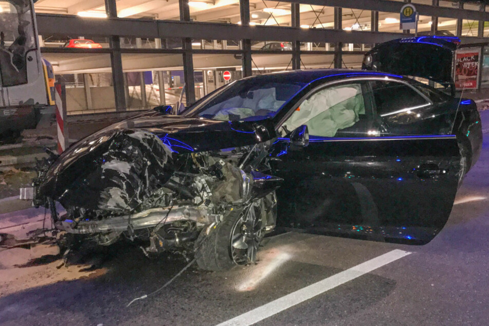 Ein Sportwagen steht völlig zerstört in Heilbronn. Zuvor soll sich die Fahrerin ein Rennen geliefert haben.