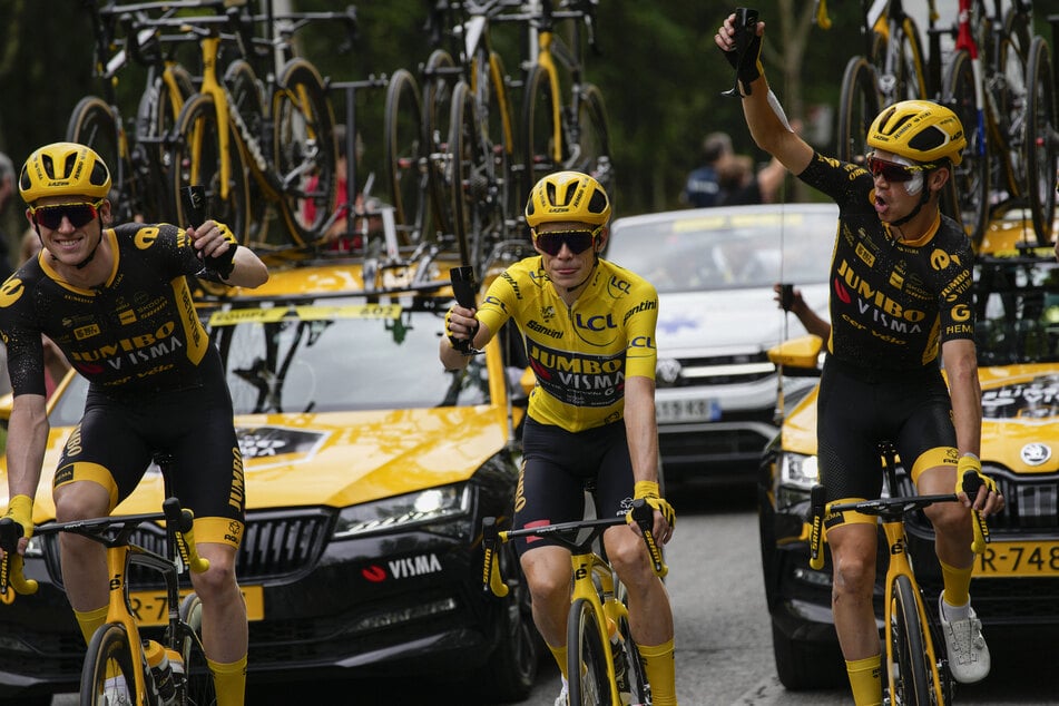 Nathan van Hooydonck (27, l.) verhalf Jonas Vingegaard (26, M.) in diesem Jahr zum Gesamtsieg bei der Tour de France.
