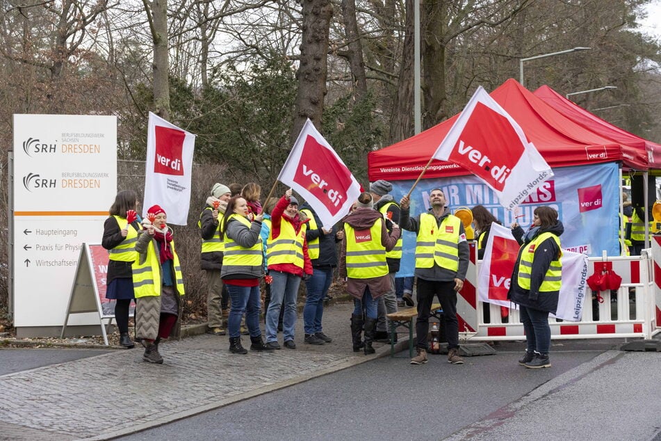 Auch am Mittwoch streikten wieder Dutzende Mitarbeiter am SRH Berufsbildungswerk in Trachenberge (Hellerhofstraße).