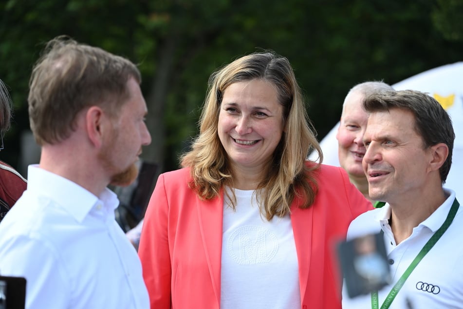 Smalltalk vor dem Start der Sachsen Classic: MP Michael Kretschmer (49, CDU), Zwickaus OB Constance Arndt (46, BfZ) und Audi-Teamfahrer Stefan Trauf (52).