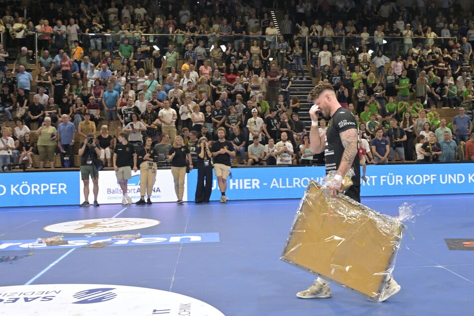 Der Abschiedsschmerz kann einem schon die Tränen in die Augen treiben. Die Zuschauer und Mitspieler bereiteten Nils Kretschmer einen herzzerreißenden Abgang. Er wird wieder nach Dresden kommen - im Trikot des TV Großwallstadt.