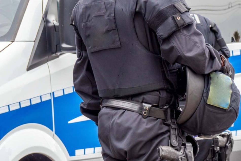 Mit einem speziellen Training möchte die Polizei ihre Einsatzkräfte für die im Sommer anstehende Fußball-Europameisterschaft in Deutschland vorbereiten. (Symbolfoto)
