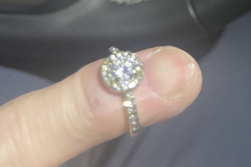 Diesen Ring fand Agafonovs Mann in seinem Auto.