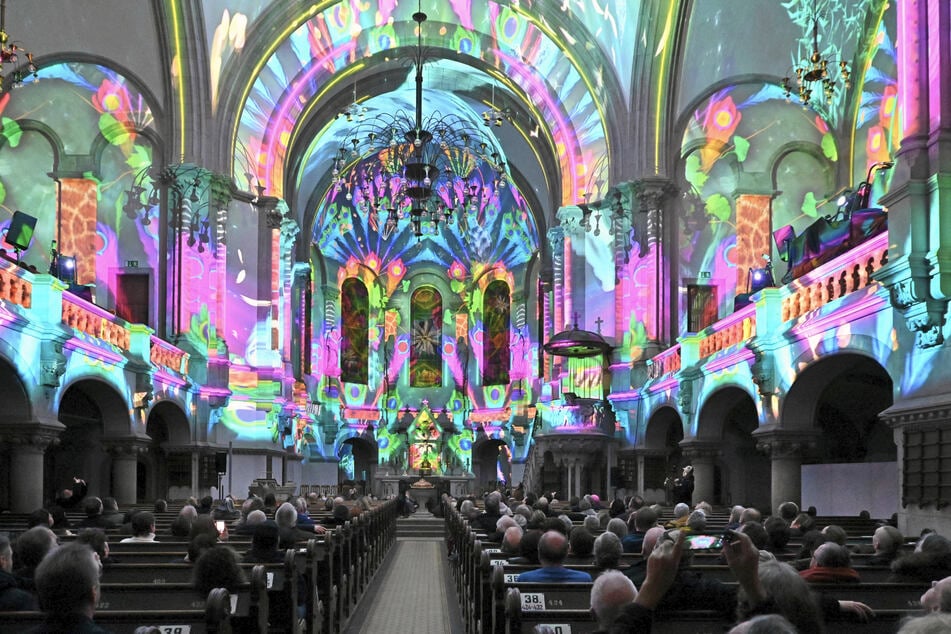 Ihr sitzt in der Kirche, während die Animationen um Euch herum lebendig werden, sodass Ihr in die Schöpfungsgeschichte eintauchen könnt.