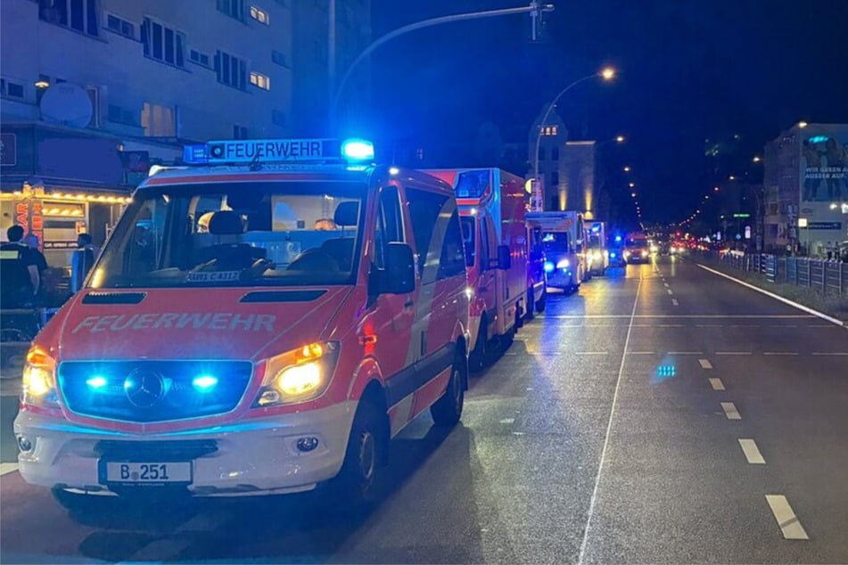 Die Einsatzkräfte stellten sich auf mehrere Verletzte ein und rückten entsprechend mit zahlreichen Rettungswagen an.