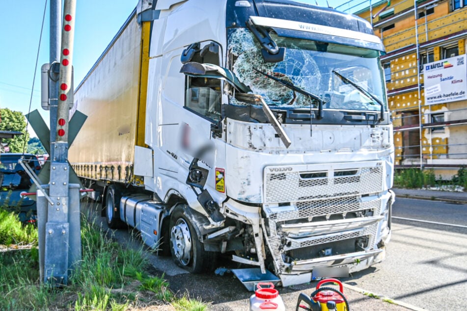 Der Lkw wurde stark in Mitleidenschaft gezogen.