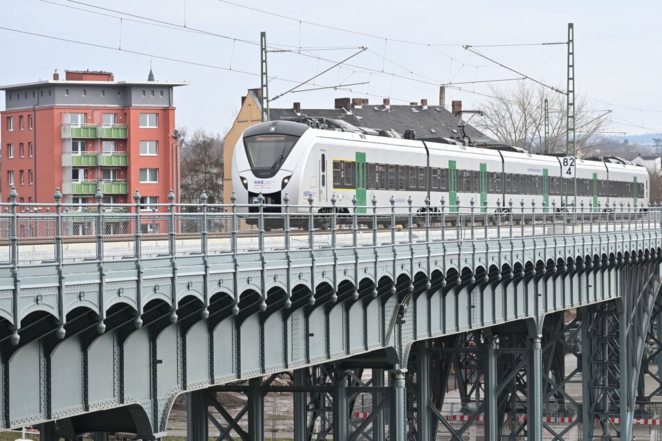Die Firma Railbeton war an der Zulieferung der Gleisanlagen des Eisenbahnviadukts beteiligt.