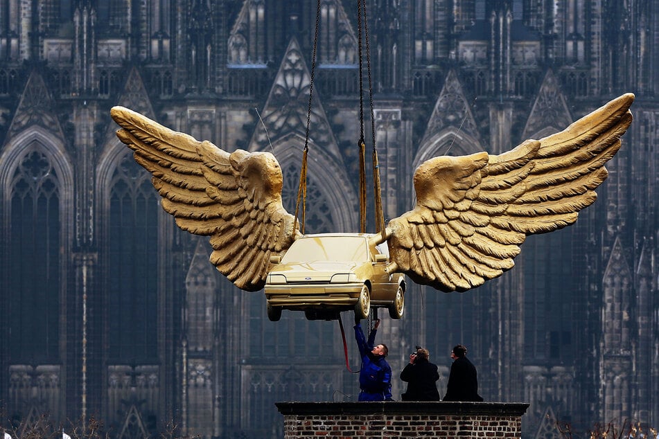 2013 wurde der vergoldete Ford Fiesta bereits einmal vom Turm des Zeughauses geholt, um ihn zu restaurieren. (Archivfoto)