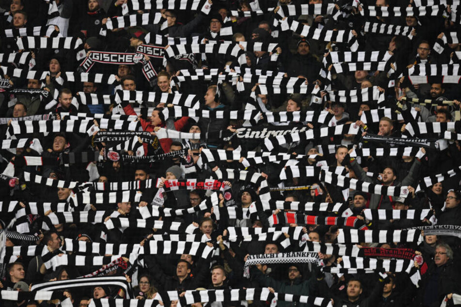 Die Fans von Eintracht Frankfurt können in Neapel jetzt doch ihr Team lautstark unterstützen.